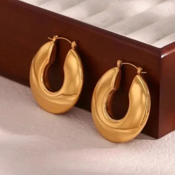 NEW HOLLOW HOOP 18K GOLD EARRINGS, BEAUTIFUL EARRINGS, CUTE EARRINGS. - Picture 7 of 7